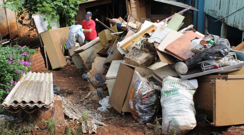 Lixo retirado de casa no Bairro São Pedro.