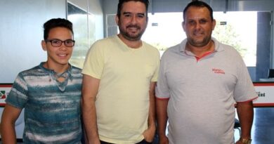 Ao centro, Diego Gonçalves, diretor de Cultura com Mateus (a direita) e seu pai, Adelar