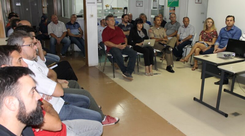 A reunião ocorreu no Centro Administrativo, no fim da tarde da segunda-feira (13)