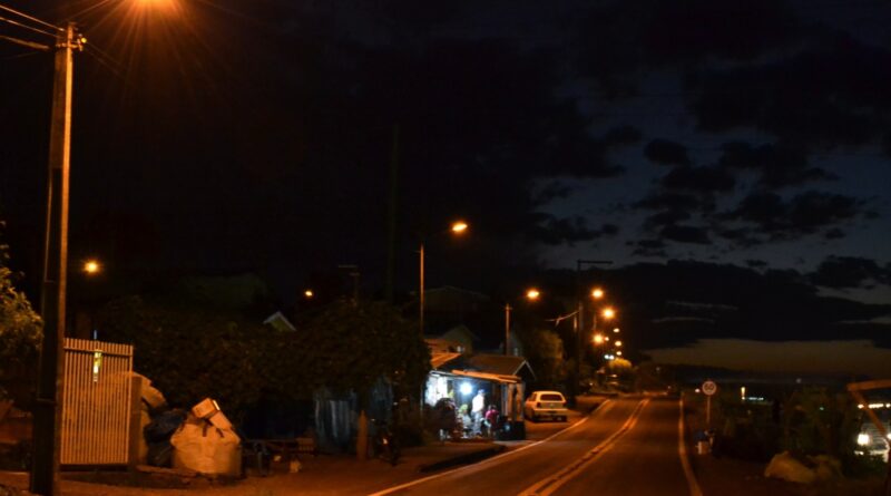 A iluminação na Rua Três Estrelas, no Bairro São Romero, já foi restabelecida