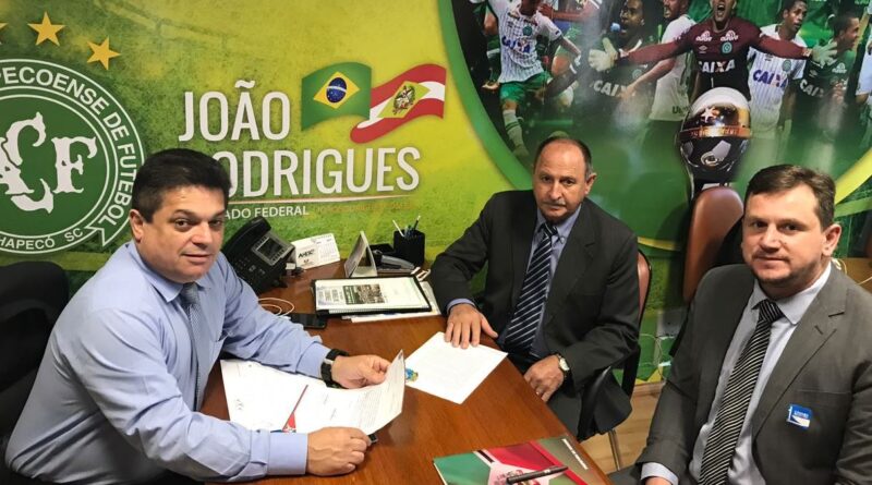 Prefeito e o secretário, no gabinete do deputado João Rodrigues