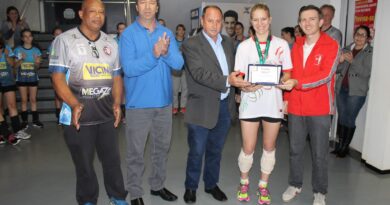 Janaina Bertan recebeu uma placa de homenagem da Prefeitura de Xanxerê e da Secretaria Municipal de Esportes