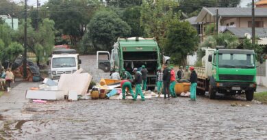 O material danificado pela água da chuva foi retirado da rua pela prefeitura