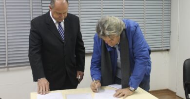 A assinatura do convênio ocorreu no gabinete do prefeito