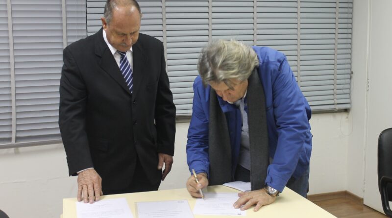 A assinatura do convênio ocorreu no gabinete do prefeito