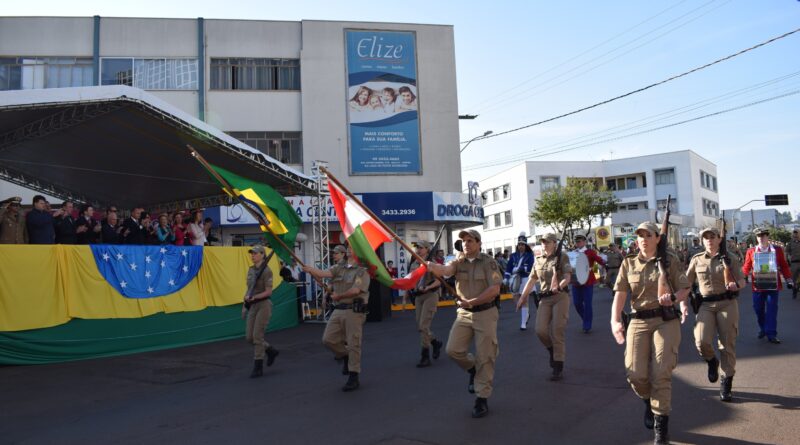 O desfile ocorreu na Rua Coronel Passos Maia