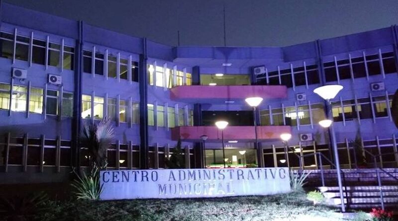 O centro administrativo também está decorado para a campanha com a cor azul